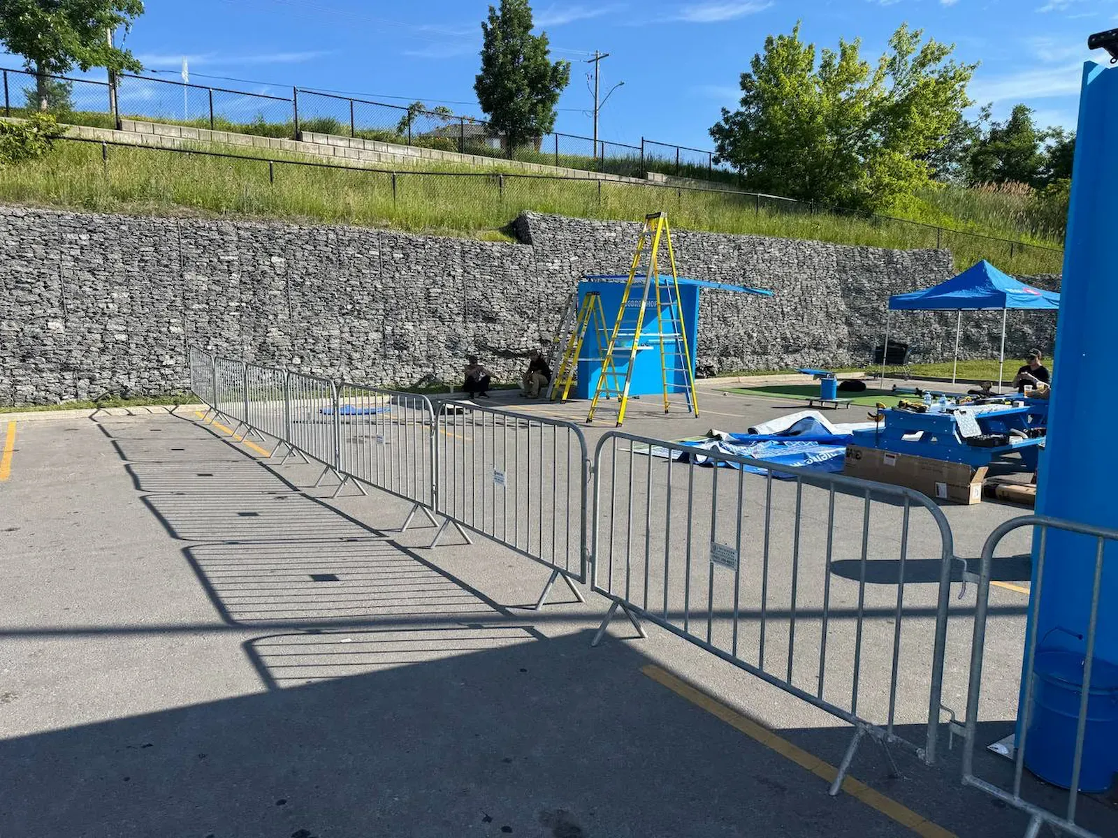 Une ligne de barrières de contrôle de foule en acier galvanisé sur un site d’événement extérieur